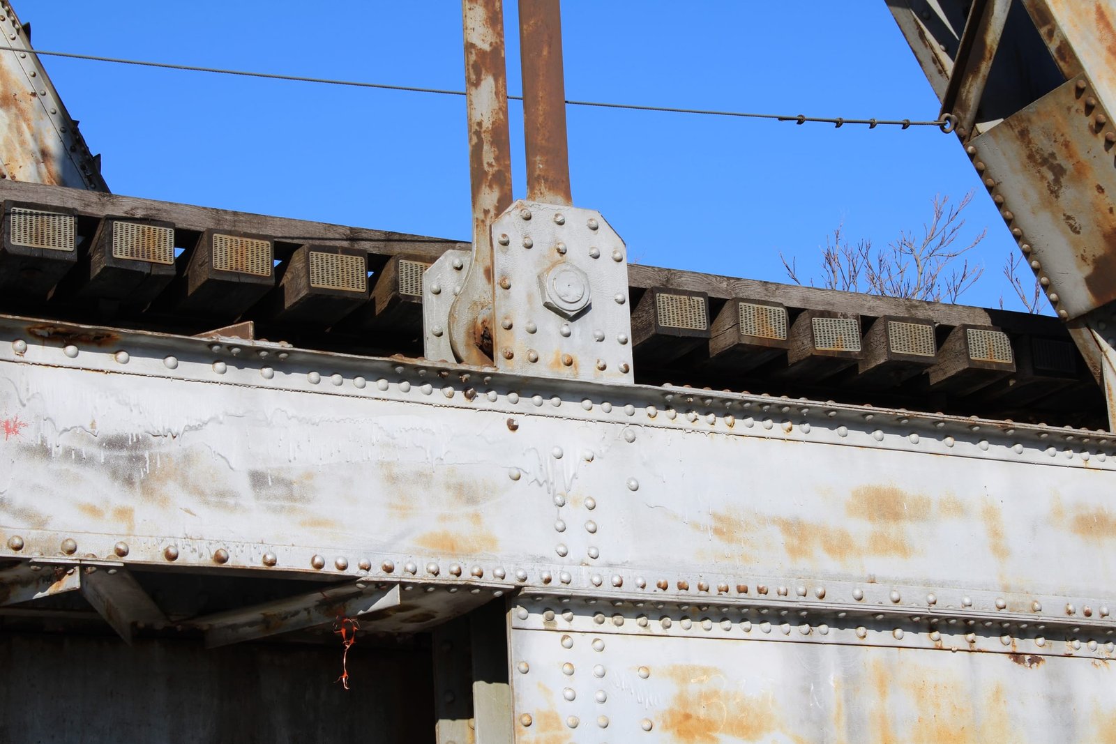 Lower connection at counterweight
